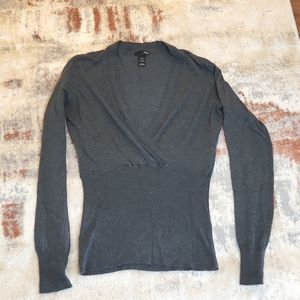 H&M charcoal grey top cache-coeur - M